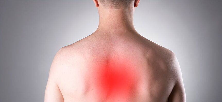 L'ostéochondrose thoracique se signale par une douleur prolongée dans la colonne vertébrale