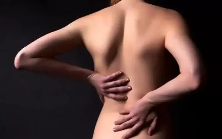 Pour l'ostéochondrose, vous pouvez masser votre dos avec un massage chauffant traditionnel.